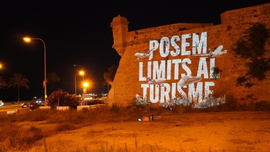 Projektionen an emblematischen Gebäuden: So laden Aktivisten auf Mallorca zur Demonstration am Sonntag