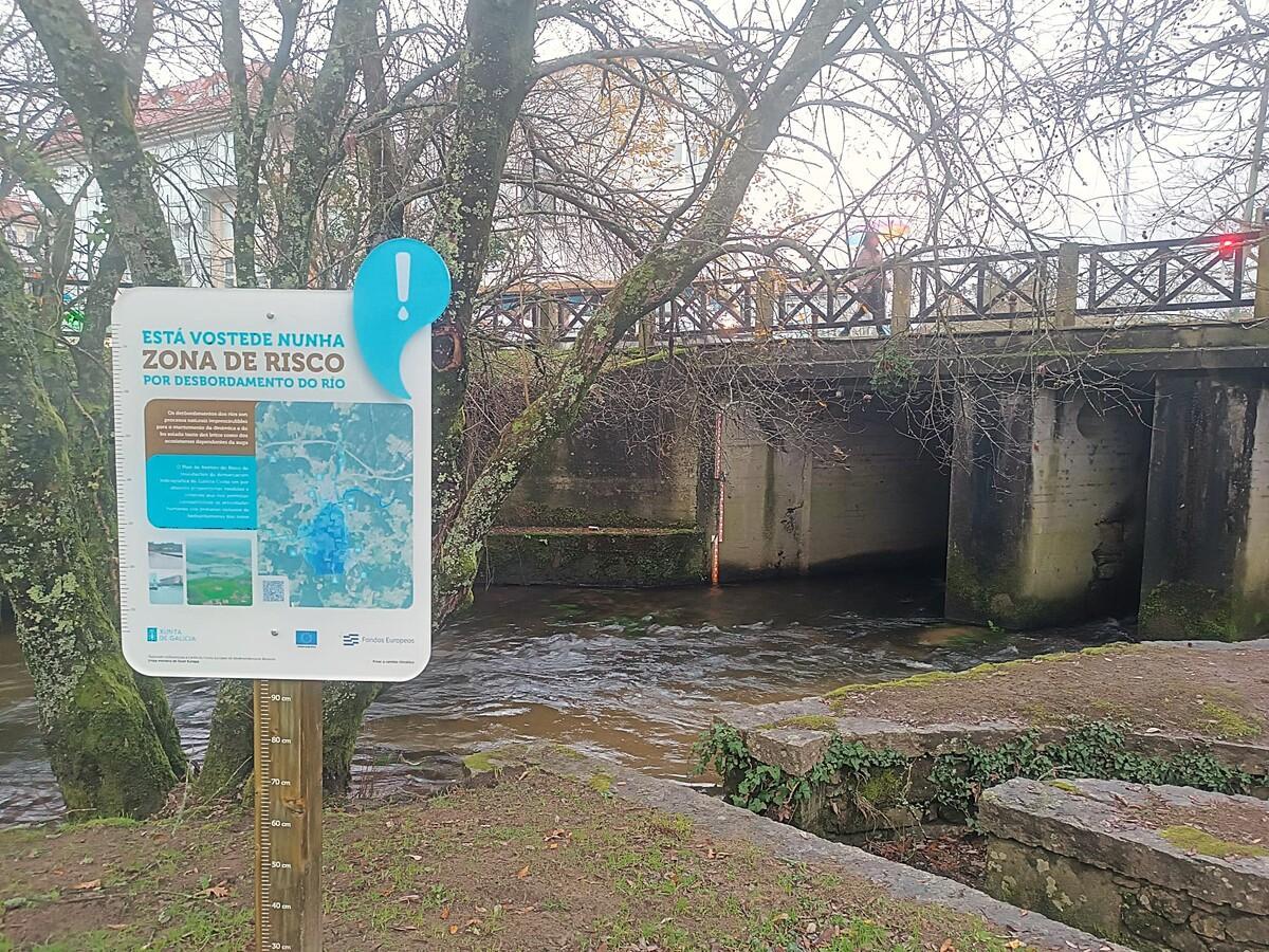 Bajo el puente de la avenida da Maía, en el Rego dos Pasos, Ames tiene un sistema de control