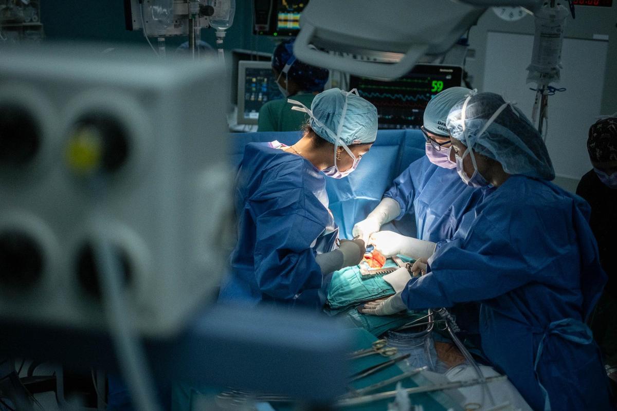 Unas sanitarias del Hospital Universitario de Canarias realizan una cirugía a corazón abierto.