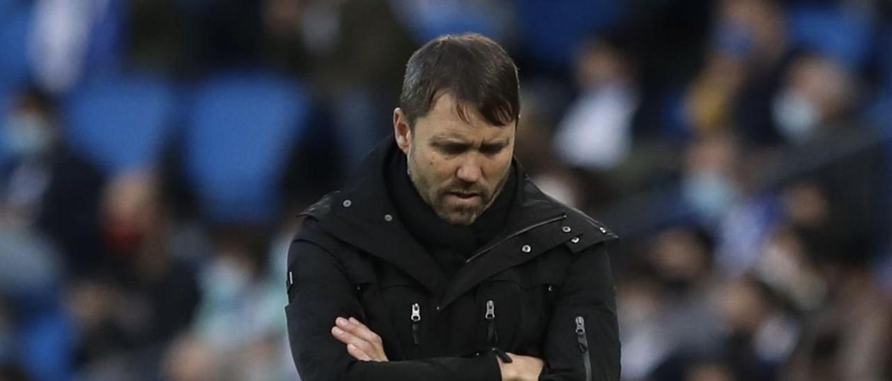 Eduardo Coudet, pensativo, durante el partido ante la Real Sociedad disputado este sábado en el Reale Arena.