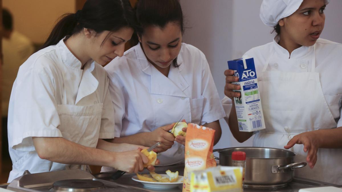 Unas jóvenes sin empleo realizan un curso de cocina en el Campus Universitario Torribera de la UB.