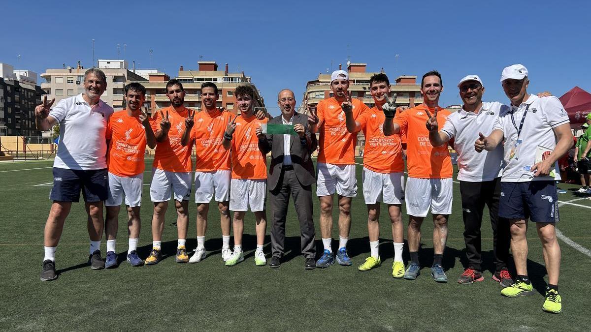 Jugadors i cos tècnic de la selecció celebren el triomf amb l'alcalde d'Alzira, Diego Gómez.