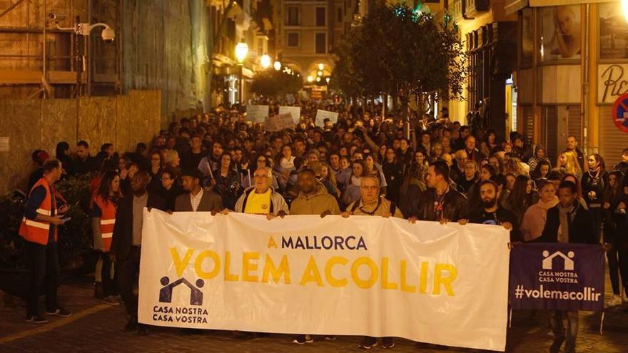 Miles de personas reivindican la acogida de refugiados en Mallorca