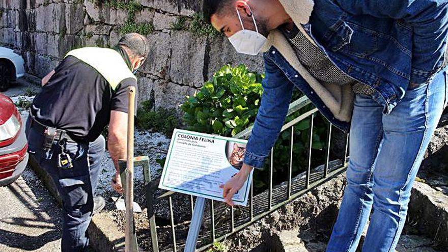 Brais Misa muestra el cartel que señaliza la colonia de gatos de San Benito.  |  // M.G.BREA