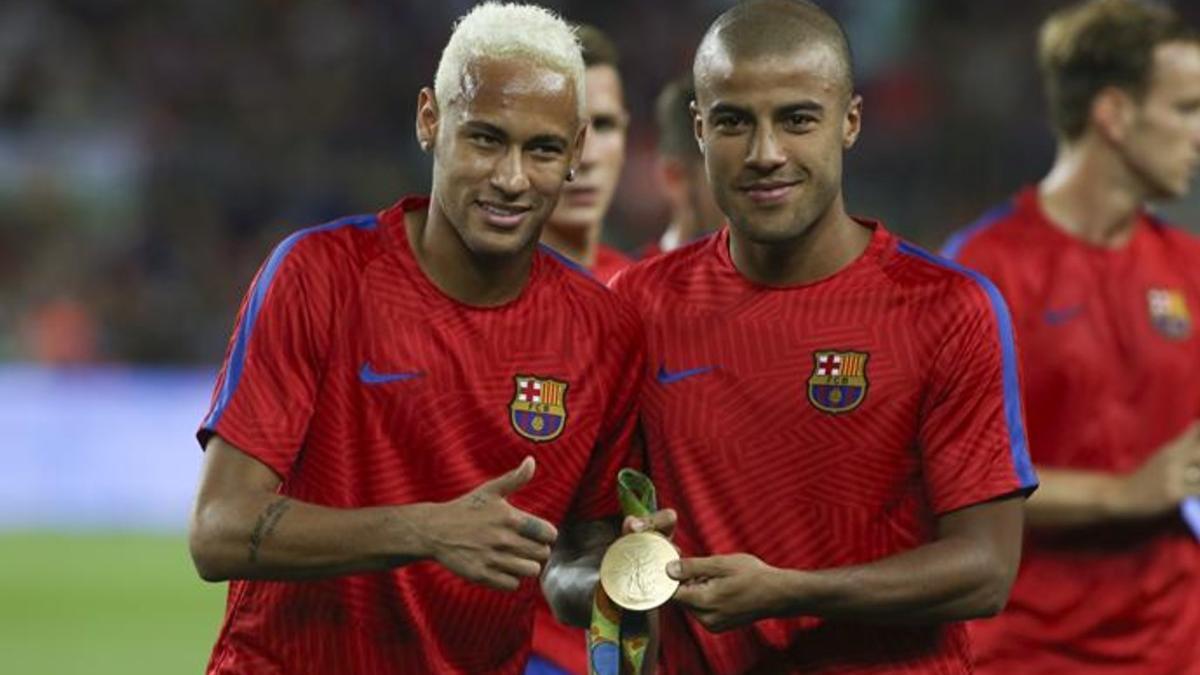 Neymar y Rafinha el día que ofrecieron la medalla de oro olímpica al Camp Nou