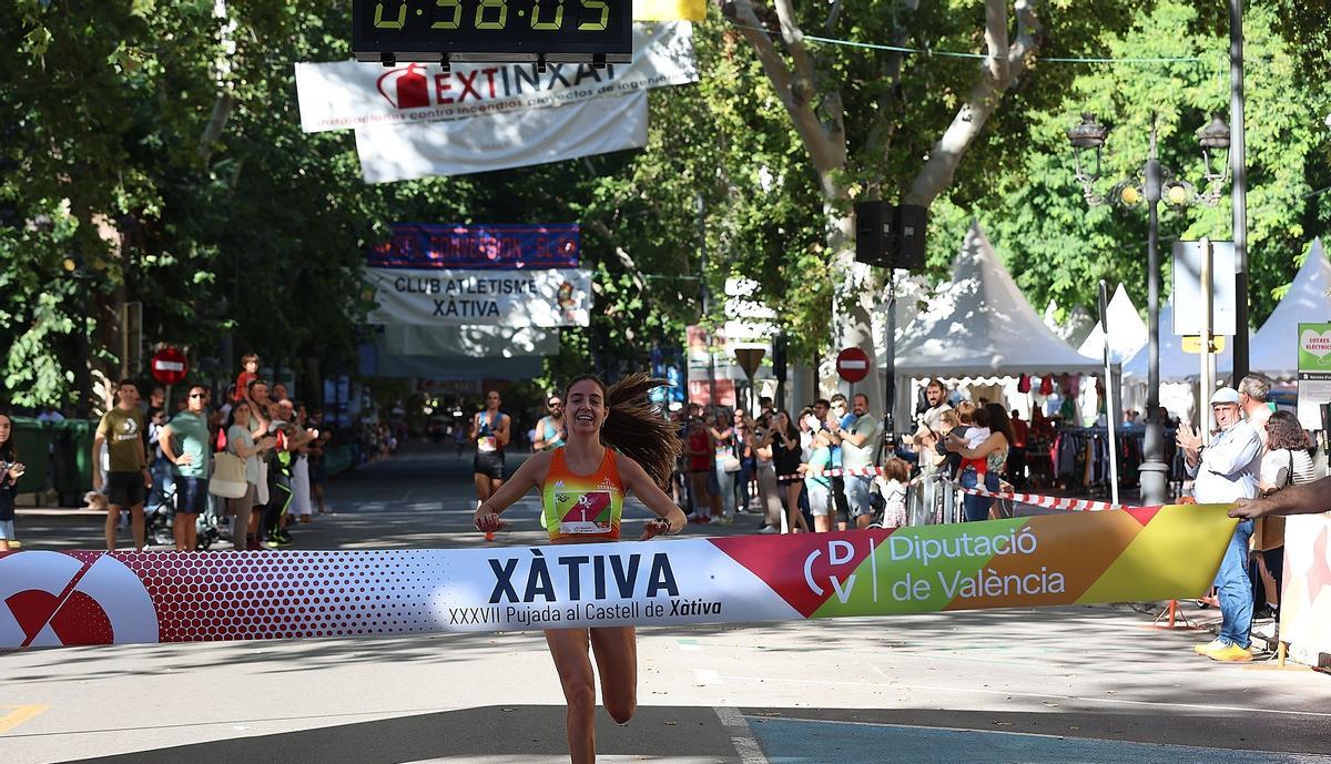 La ganadora, Maria Ureña, cruzando la meta en la Albereda de Xàtiva.