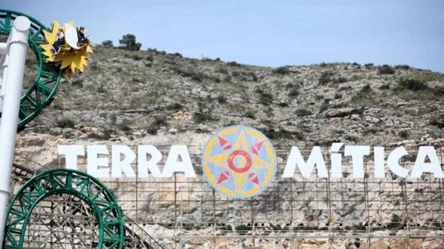 Una de las atracciones estrella de Terra Mítica, junto al cartel con el nombre del parque sobre la ladera de Sierra Cortina.