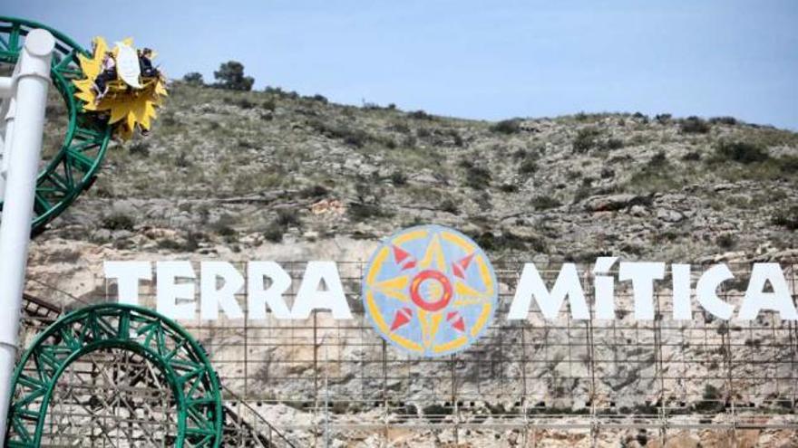 Una de las atracciones estrella de Terra Mítica, junto al cartel con el nombre del parque sobre la ladera de Sierra Cortina.