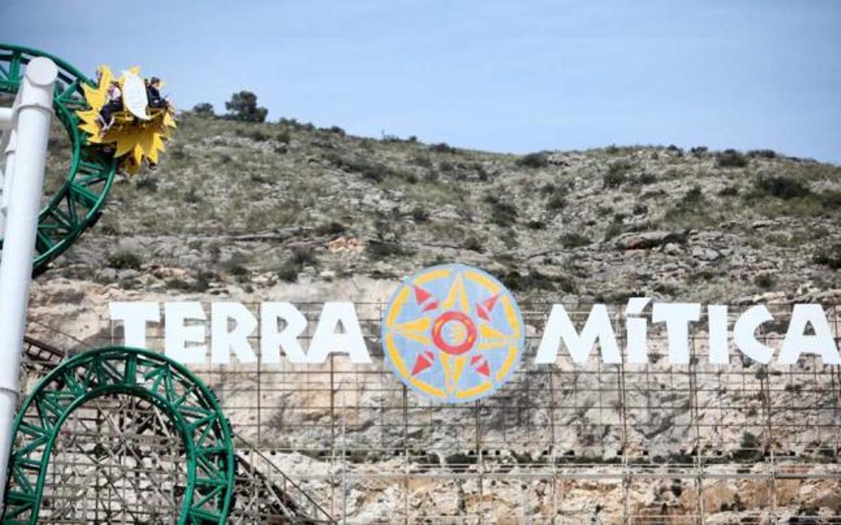 Una de las atracciones estrella de Terra Mítica, junto al cartel con el nombre del parque sobre la ladera de Sierra Cortina.