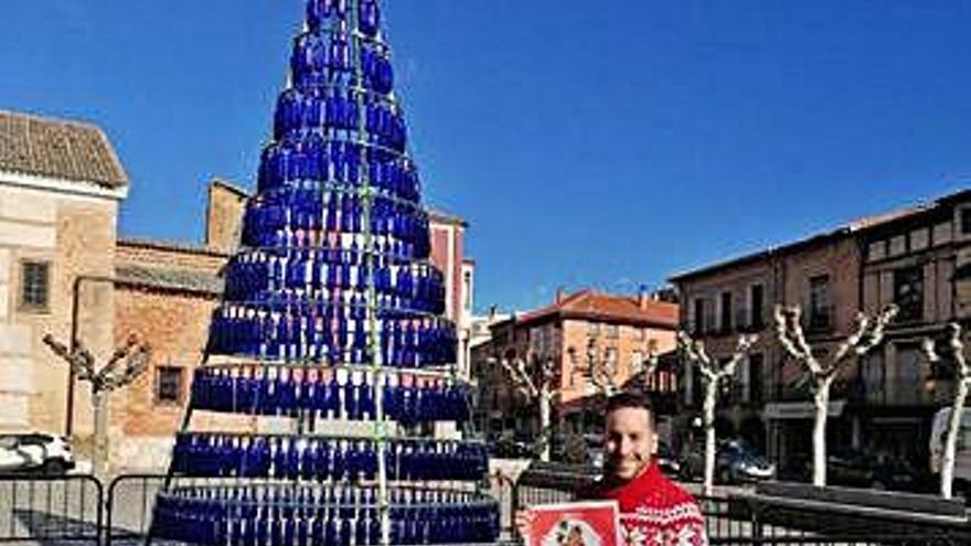 Gabriel Álvarez presenta el cartel de la agenda de Navidad.