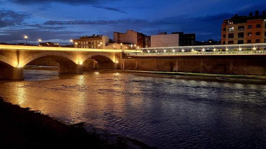 El cauce del río Guadalentín a su paso por la ciudad con gran caudal de agua que ha llevado a muchos curiosos hasta la Pasarela y el Puente Viejo.