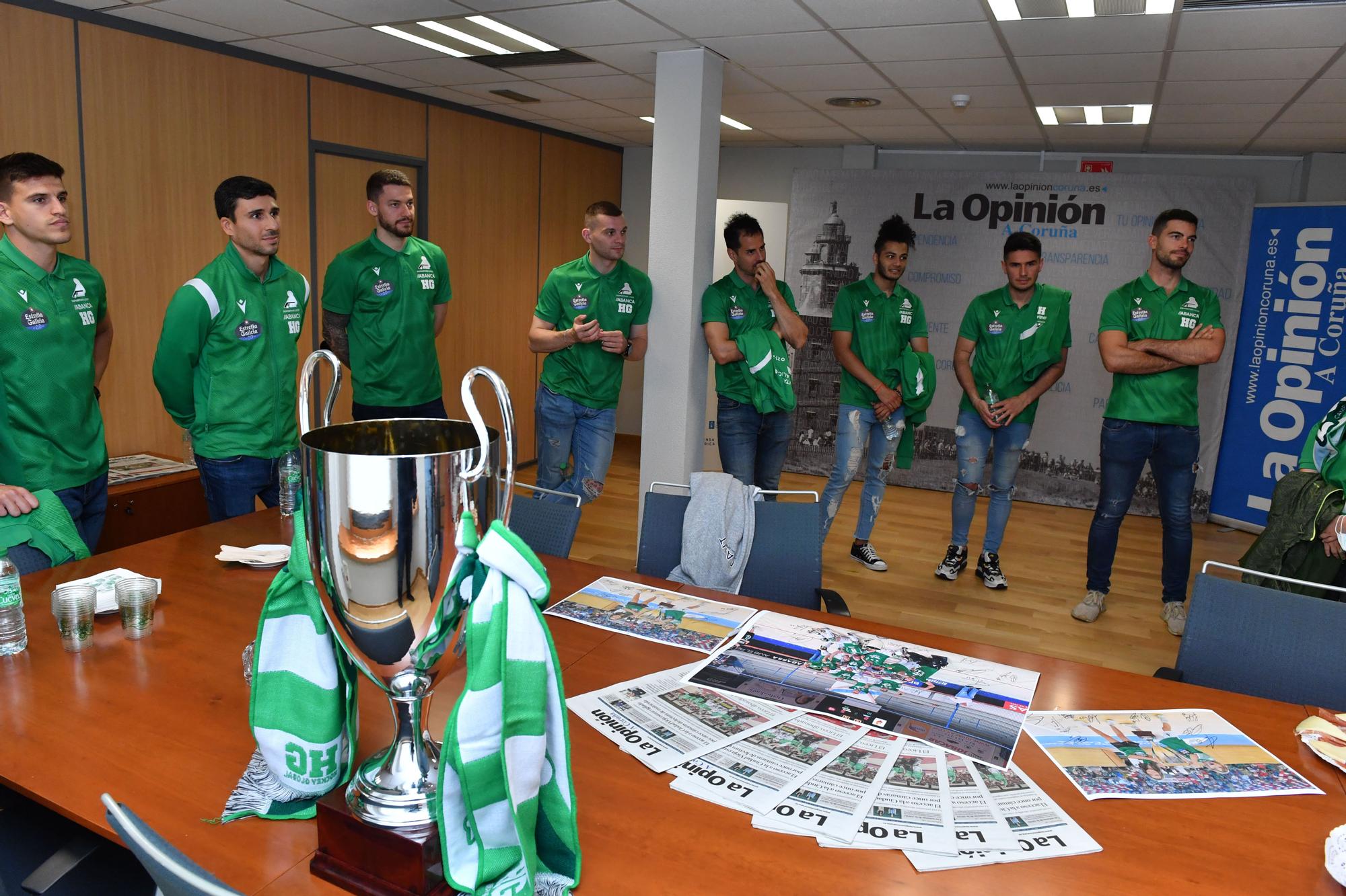 El Liceo visita LA OPINIÓN con su copa de campeón de OK Liga