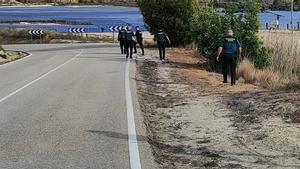 Agentes de la Guardia Civil buscan más restos de la mujer una carretera en Xixona.