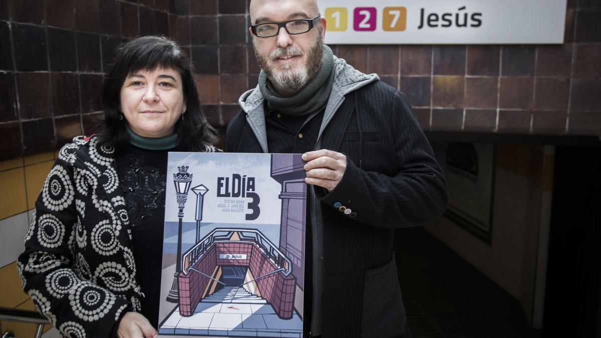 Cristina Durán y Miguel Ángel Giner con un ejemplar de 'El Día 3', Premio Nacional de Cómic.