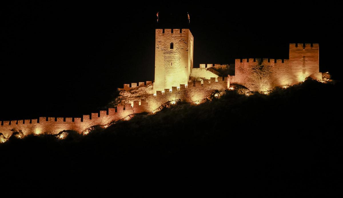 El castillo de Sax con su anterior iluminación en el año 2015.