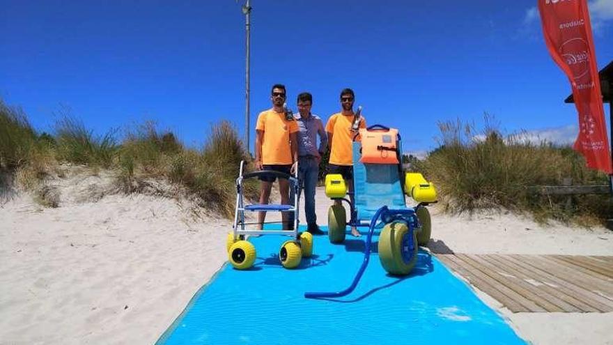 Socorristas muestras el material sobre una flexipasarela. // Faro