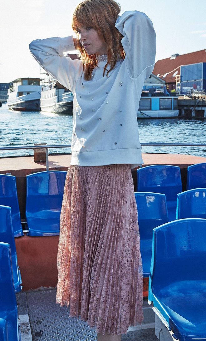 Sudadera joya y falda plisada, combo ganador de Stradivarius