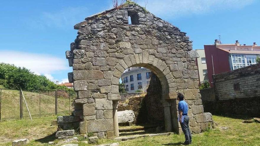 El historiador José Carlos Sánchez Pardo observa el arco visigótico en una de sus recientes visitas.