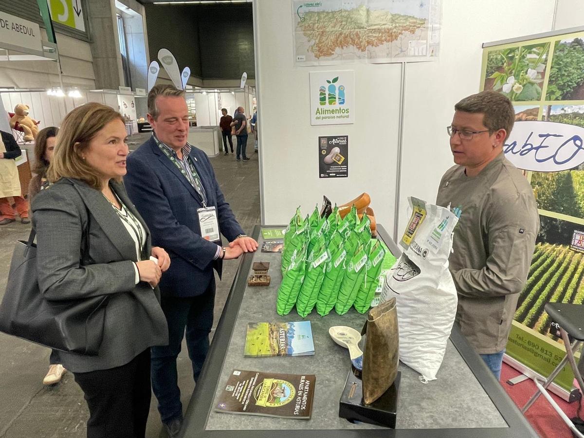 Begoña López y Marcelino Marcos, con un producto de faba, en Baracaldo.
