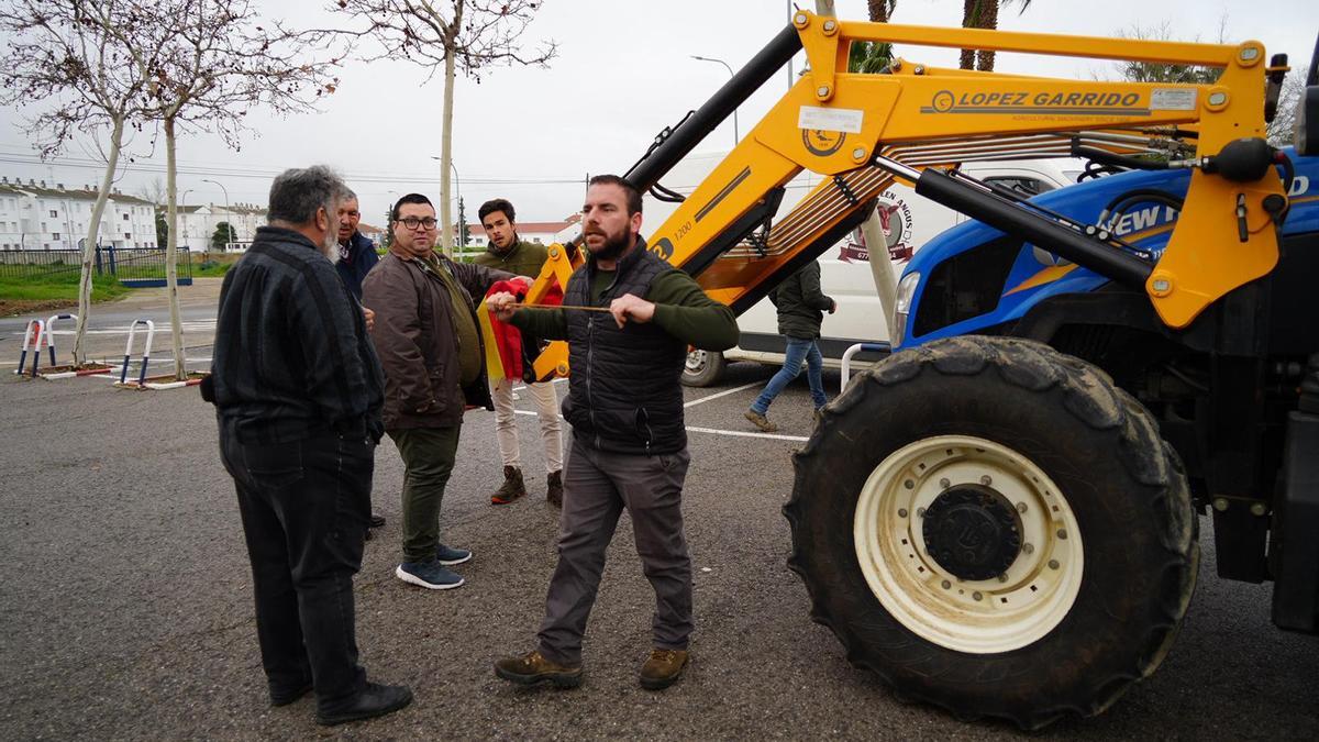 Agricultores con sus tractores en la caravana que parte de Dos Torres.