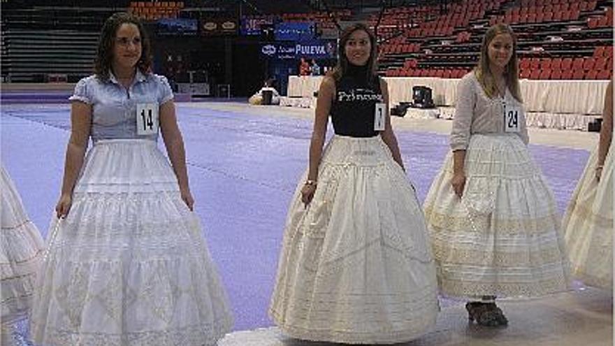 Las candidatas ensayaron ayer el desfile en el pabellón de la Fuente de San Luis.