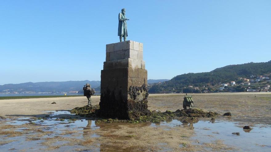 La escultura en homenaje al Capitán Nemo, con los buzos visibles por la marea baja en Cesantes.