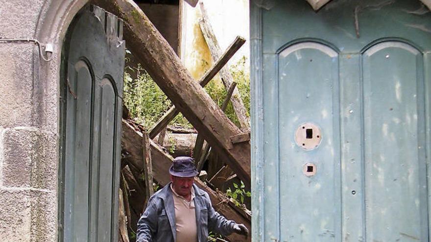 Operario en tareas de desescombro en el interior del número 9 de la Rúa da Cerca en Betanzos, en 2013.