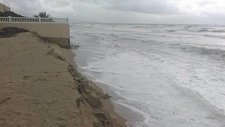 La playa de la Goleta, sin arena, en uno de los últimos temporales marítimos.