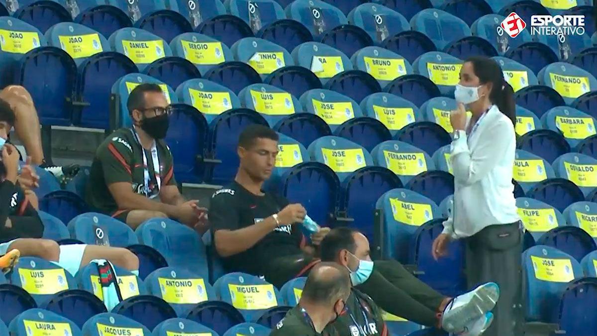 El que tiene que dar ejemplo, pero no lo da. A Cristiano le llamaron la atención en pleno partido por no llevar la mascarilla