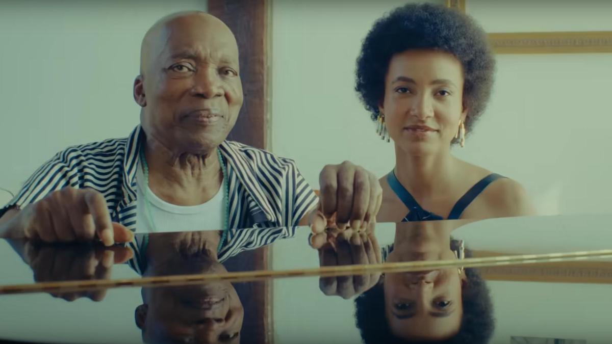 Milton Nascimento y Esperanza Spalding, en el videoclip 'Outubro'.
