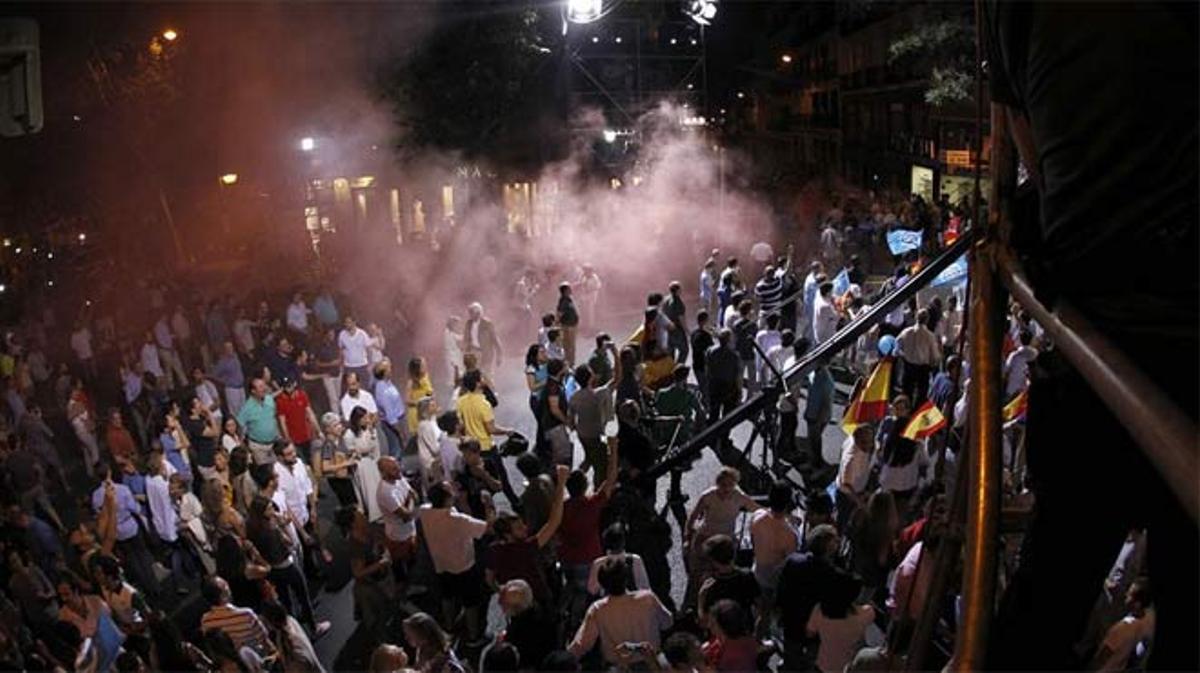 La policia ha detingut sis persones per encendre una bengala entre els simpatitzants del partit conservador.