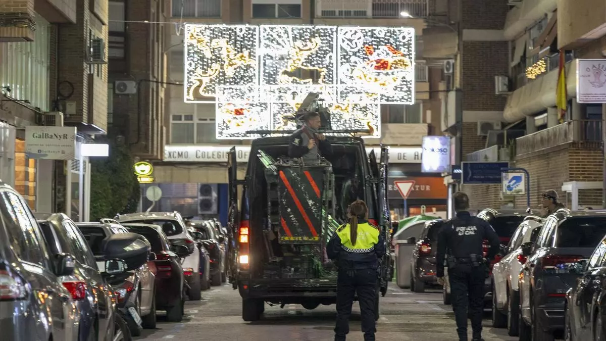 Cierran la calle Pintor Cabrera de Alicante por riesgo de caída de un arco de luces de Navidad