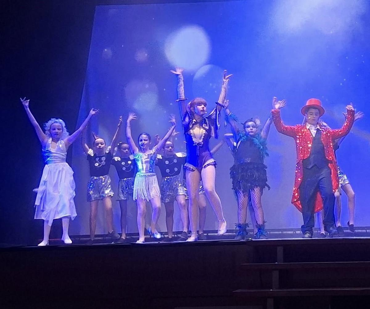 Representación anterior de otro musical del colegio Ortega y Gasset.