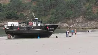 Sufre una vía de agua al chocar con una batea y acaba varado en la playa nudista de Barra