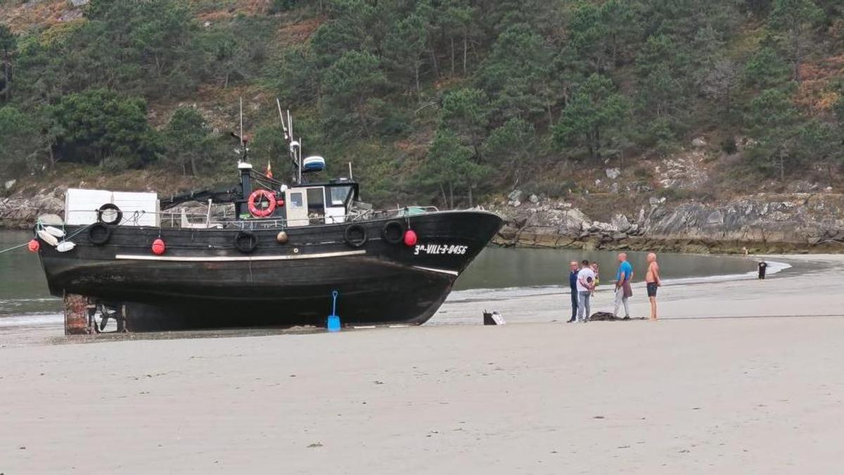El pesquero varado en Barra tras sufrir una vía de agua causada por el choque contra una batea.