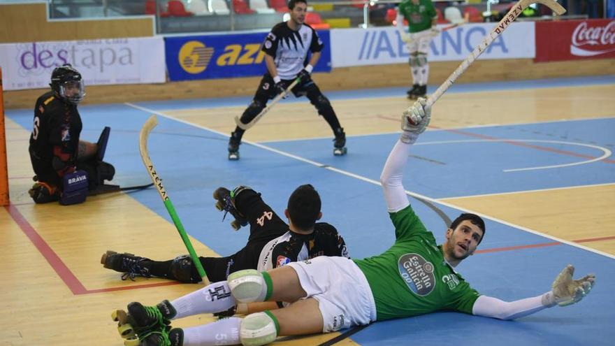 Sergi Miras cae ante un jugador del Palafrugell