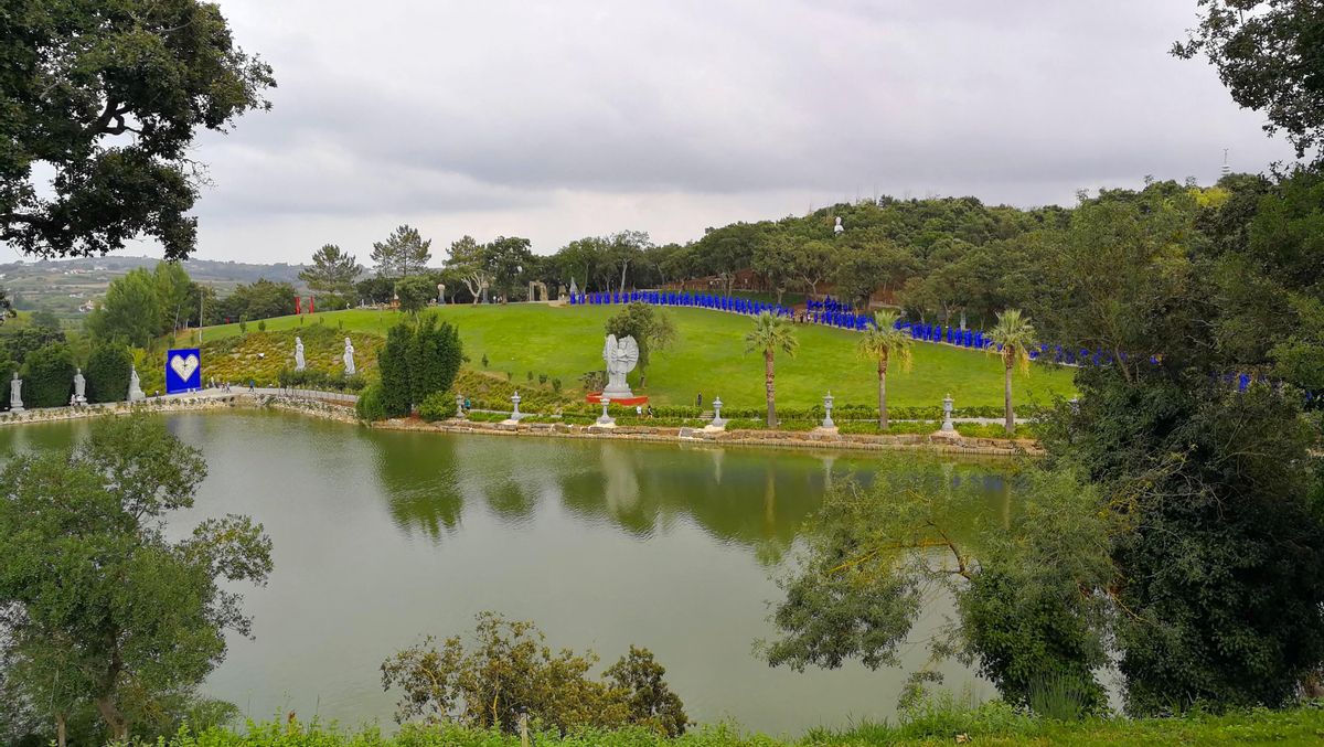 Vista parcial del lago del Bacalhôa Budha Eden de Portugal.