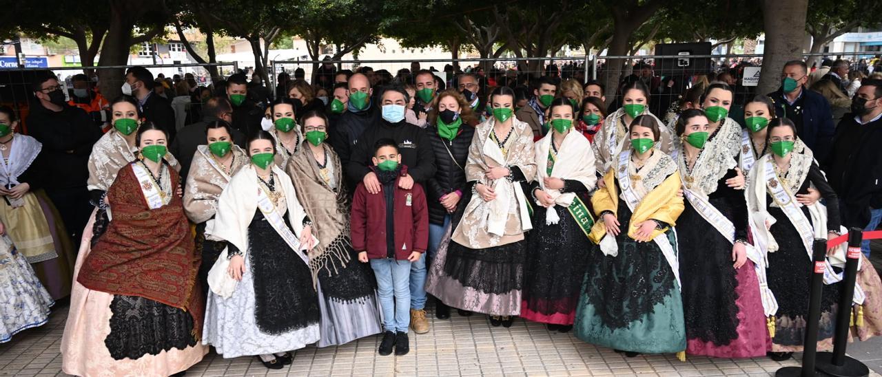 Foto de familia de las autoridades que han asistido a la mascletà. En la imagen, detrás del pregonero infantil, Luis Brunchú, de Pirotecnia Zaragozana.