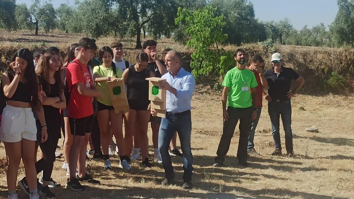 El delegado y los alumnos del instituto montillano, durante la actividad medioambiental en Zóñar.