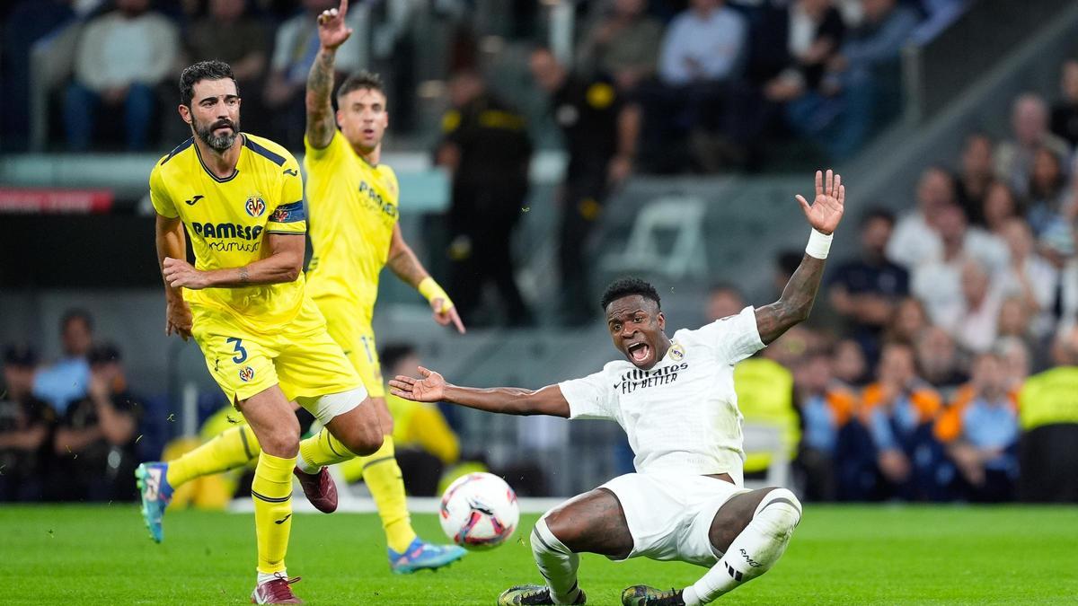 El capitán del Villarreal CF, Raúl Albiol, se anticipa a Vinícius Júnior en un lance del encuentro del sábado.