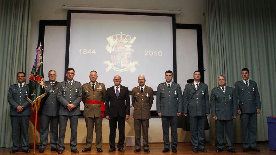 Premiados y autoridades durante el acto de la Guardia Civil.