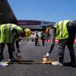 Operarios últiman detalles en el circuito de Shanghai, que recupera la F1 tras cinco años de ausencia