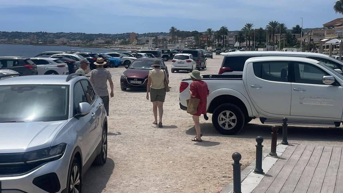 Vecinos sortean los coches aparcados en el dominio público marítimo terrestre del Primer Muntanyar de Xàbia