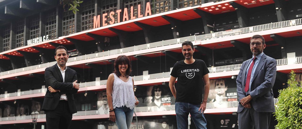 José Pérez, Pili Avilés, David
Núñez y Dionisio Canales, de 
Libertad VCF, ante Mestalla
.  J.M.LÓPEZ