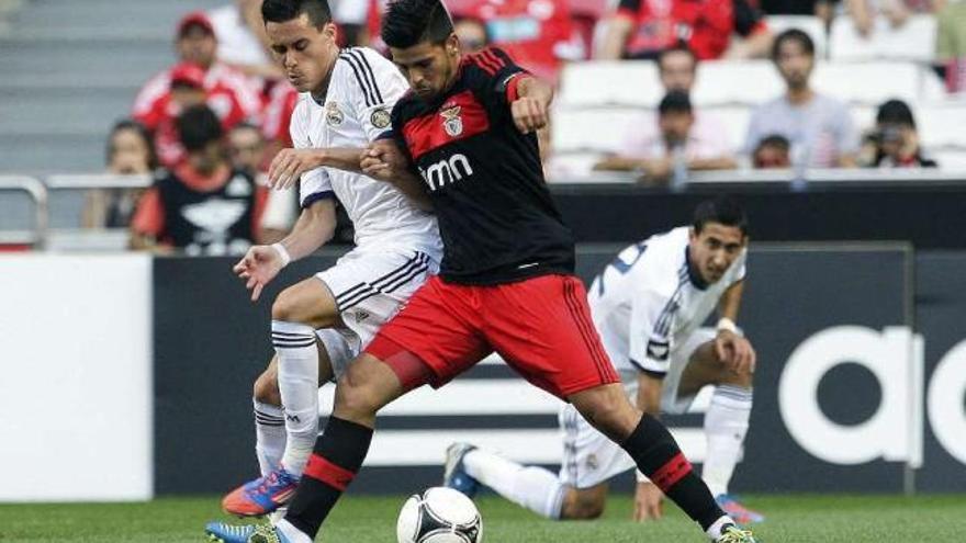 Callejón marca los dos goles en la derrota ante el Benfica (5-2)