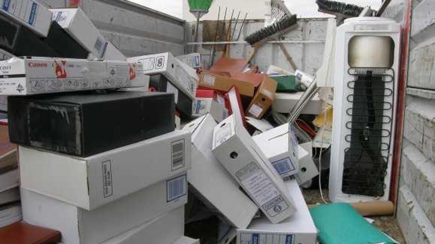 Imagen del camión donde se transportaron los documentos de la Concejalía de Personal.