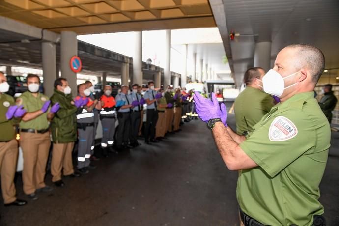 23-04-20  LAS PALMAS DE GRAN CANARIA. HOSPITAL UNIVERSITARIO DOCTOR NEGRIN. LAS PALMAS DE GRAN CANARIA. Reconocimiento del personal de seguridad privada a la labor que hace el personal sanitario.  Fotos: Juan Castro.  | 23/04/2020 | Fotógrafo: Juan Carlos Castro