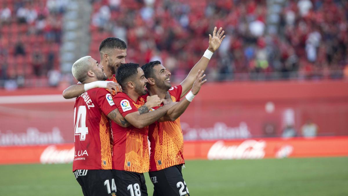 Dani, Copete y Costa celebran el gol de Ángel ante el Rayo Vallecano.