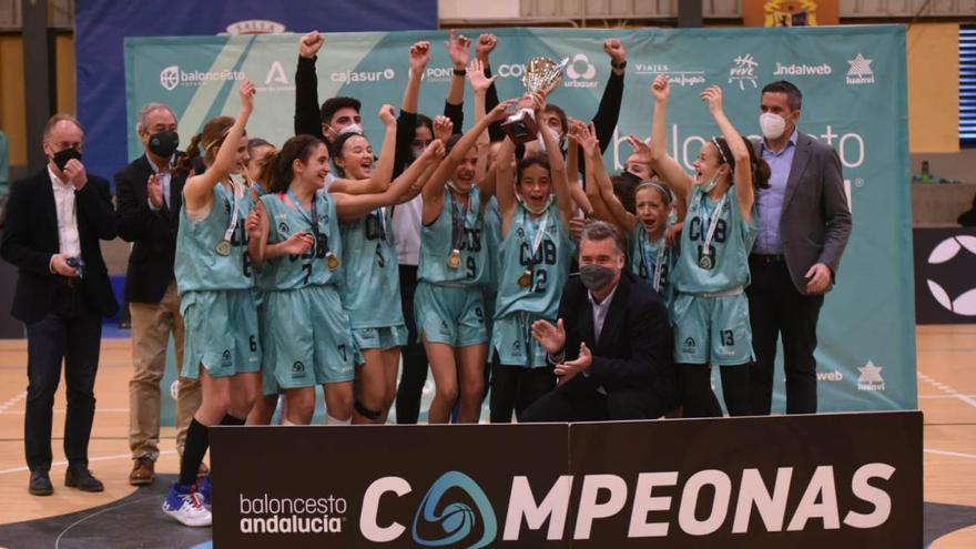 La selección cordobesa mini femenina celebra la conquista del título andaluz.