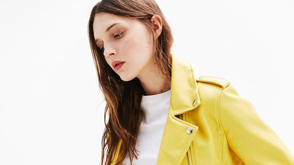 ¿Te acuerdas de la chaqueta amarilla de Zara que se hizo viral? Ha vuelto